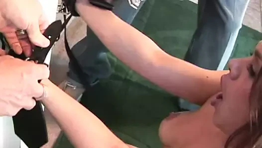 Önce bağla, sonra her iki delikte de sikiş